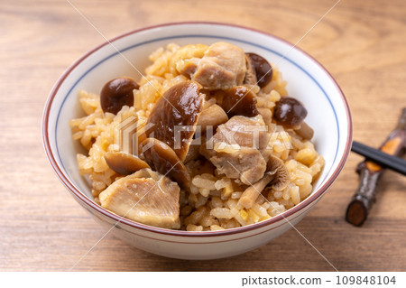 Rice cooked with chicken and mushrooms 109848104