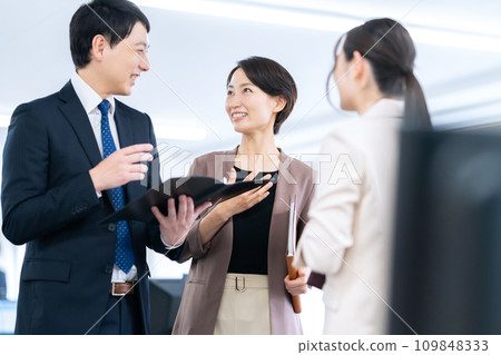 男女商人在辦公室開會 109848333