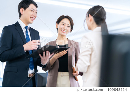 男女商人在辦公室開會 109848334