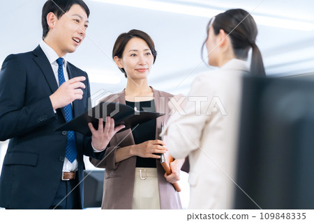 男女商人在辦公室開會 109848335