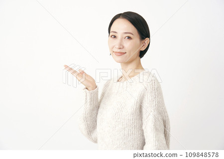 中年婦女用手掌、白色背景指著左側 109848578