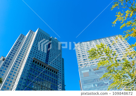 Image of a refreshing clear blue sky and skyscrapers in the metropolis of Tokyo | Business image | Nagatacho, Chiyoda-ku, Tokyo 109848672