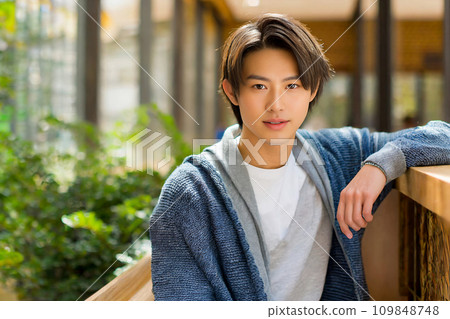 年輕的亞洲男子對著鏡頭微笑（人工智慧生成的圖像） 109848748