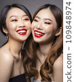 兩位年輕亞洲女性微笑的美麗形象（AI 生成） 109848974