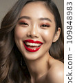 一位年輕的亞洲女性微笑的美麗形象（AI 生成） 109848983