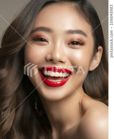一位年輕的亞洲女性微笑的美麗形象（AI 生成） 109848983
