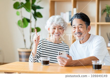一對年長夫婦一起看他們的智慧型手機。 109849149