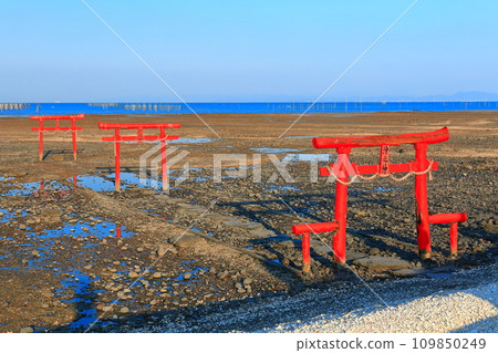 [Saga Prefecture] Underwater torii of Ouo Shrine at low tide 109850249