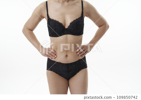 穿著內衣的女人 109850742