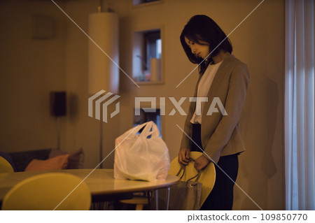 女商人把食材放在桌上的夜間例行公事 女商人把食材放在桌上的夜間例行公事 109850770