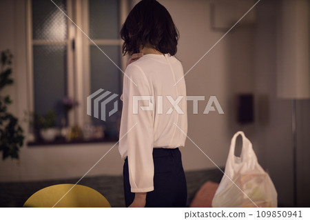 女商人把食材放在桌上的夜間例行公事 109850941