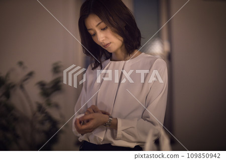 脫掉夾克和手錶的女商人的夜間例行公事 109850942