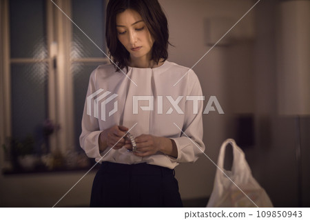 脫掉夾克和手錶的女商人的夜間例行公事 脫掉夾克和手錶的女商人的夜間例行公事 109850943