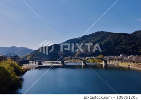 Kintaikyo Bridge on a calm winter day 109851206