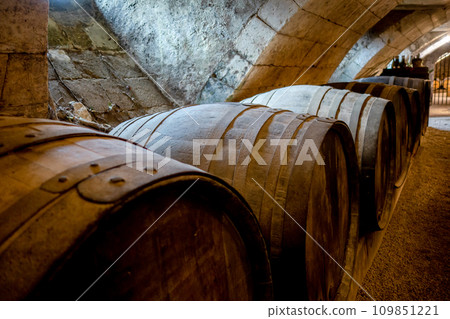 Barrels in a rustic wine cellar 109851221