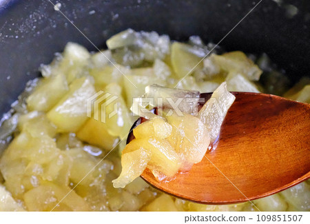 homemade apple jam 109851507