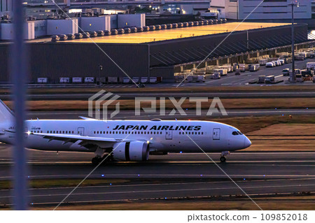 Haneda Airport bathed in the sunset, planes taking off and landing 109852018