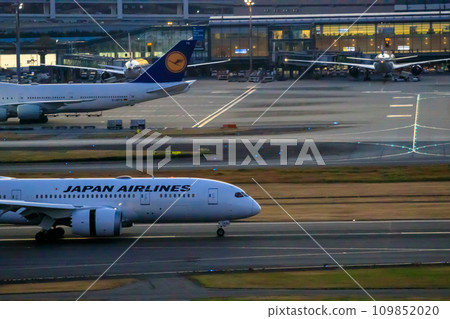 Haneda Airport bathed in the sunset, planes taking off and landing 109852020