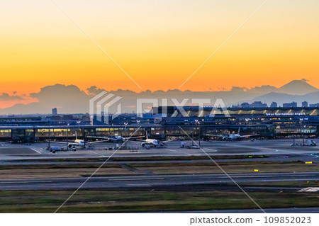 羽田機場洗澡夕陽,飛機起降 羽田機場洗澡夕陽,飛機起降 109852023
