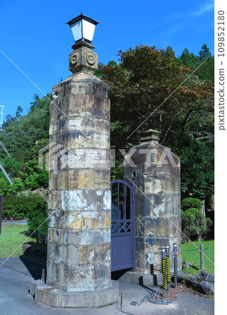 The main gate pillar of the former Ikuno branch office building, where the chrysanthemum emblem remains 109852180