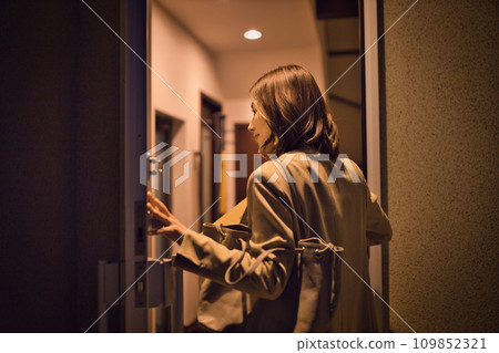 女商人的夜間例行公事,後面看 女商人的夜間例行公事,後面看 109852321