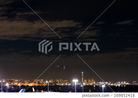 從展望台看到的羽田機場夜景 從展望台看到的羽田機場夜景 109852418