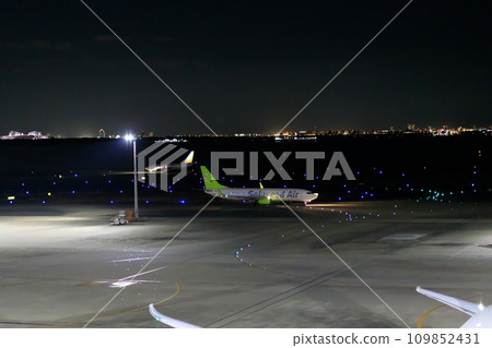 View of Haneda Airport at night as seen from the observation terrace View of Haneda Airport at night as seen from the observation terrace 109852431