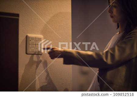 打開房間裡的燈的女商人的夜間例行公事 109852518