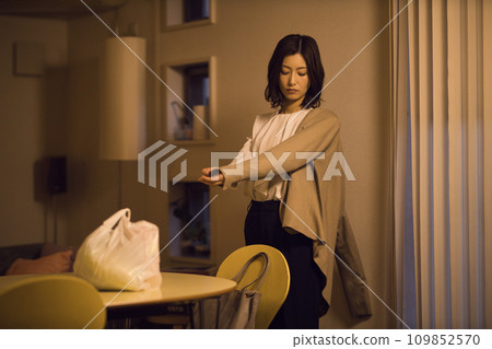 女商人把食材放在桌上的夜間例行公事 109852570