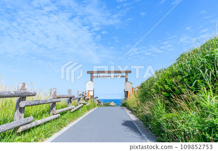 Shakotan Town, Hokkaido, early summer in Hokkaido, a gate that is restricted to women at the entrance to Cape Kamui, a famous tourist attraction 109852753