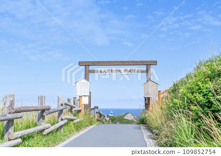 Shakotan Town, Hokkaido Summer Hokkaido Gate at the entrance to Cape Kamui, a famous tourist attraction, where women are not allowed 109852754