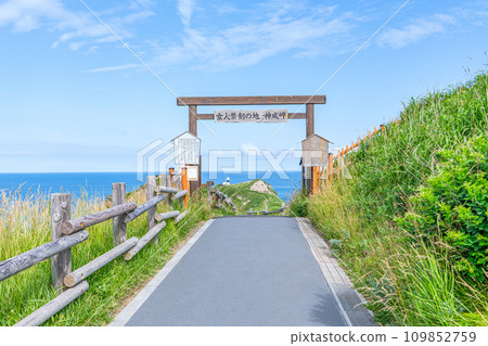 Shakotan Town, Hokkaido Summer Hokkaido Gate at the entrance to Cape Kamui, a famous tourist attraction, where women are not allowed 109852759