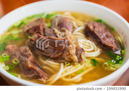 Taiwanese Gourmet Beef Noodles 109852990