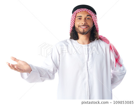 Arab saudi young man pointing to side isolated on a white background 109853085