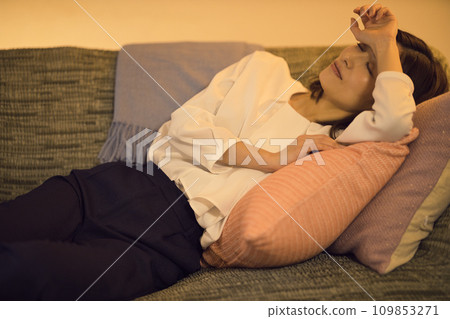 Business woman takes off her jacket and collapses on the sofa Night routine Business woman takes off her jacket and collapses on the sofa Night routine 109853271