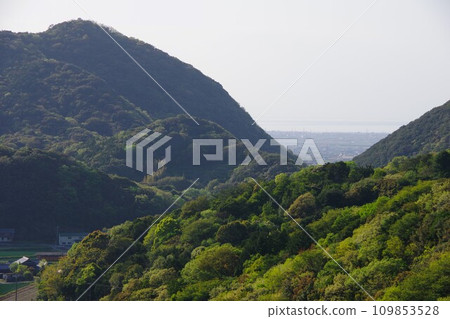 兵庫縣淡路島,從北富士水壩眺望三原平原和播磨海 兵庫縣淡路島,從北富士水壩眺望三原平原和播磨海 109853528