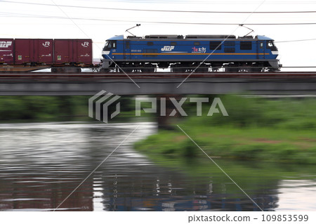 Within Okayama Prefecture: Freight train traveling on the Sanyo Main Line (EF210 type 300 tow) 109853599