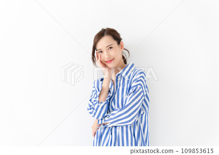 Casual fashion female portrait Casual fashion female portrait 109853615