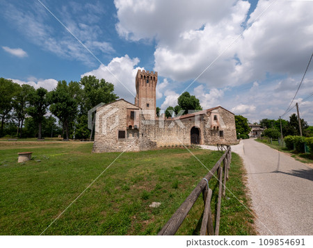 The Castle of San Martino della Vaneza near Padua 109854691
