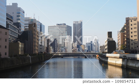 大阪土佐堀河畔的建築物 大阪土佐堀河畔的建築物 109854711