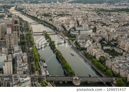 Beautiful view of Paris from the terrace of the Eiffel Tower from where you can admire breathtaking views of the French capital. In the middle of the Seine at the top of the island is the Statue of 109855437
