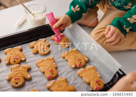 Cute little girls preparing cookies for christmas 109855493
