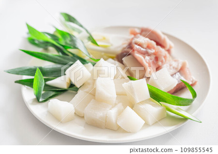 Cut ingredients: squared rice cake 109855545