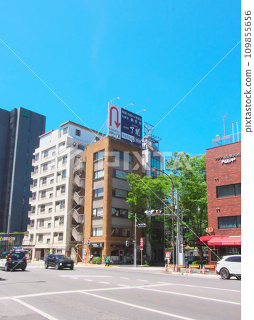 [Shibuya-ku, Tokyo] Hiroo in summer - Gaien Nishi-dori Hiroo Garden Hills entrance intersection (July 2023) 109855656