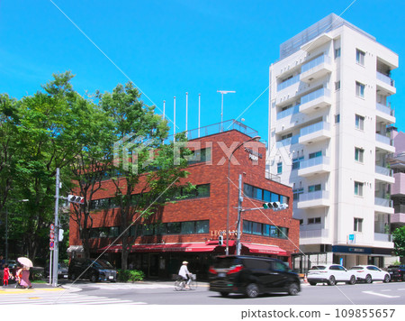[Shibuya-ku, Tokyo] Hiroo in summer - Gaien Nishi-dori Hiroo Garden Hills entrance intersection (July 2023) 109855657