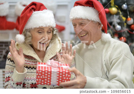 Happy elderly couple celebrating new year at home 109856015