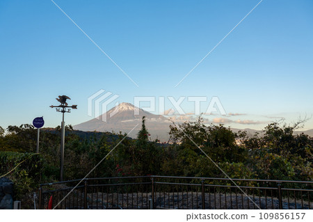 Fujikawa SA (downhill) Autumn leaves and Mt. Fuji seen from the Mt. Fuji observation deck Fuji City, Shizuoka Prefecture Fujikawa SA (downhill) Autumn leaves and Mt. Fuji seen from the Mt. Fuji observation deck Fuji City, Shizuoka Prefecture 109856157