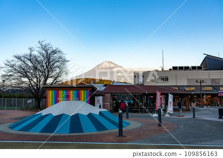從富士川 SA 眺望富士山和月山 靜岡縣富士市 109856163