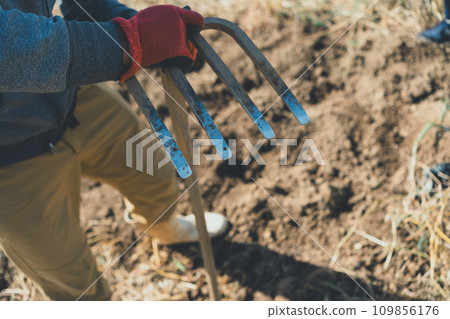 hoe, field, farmer 109856176