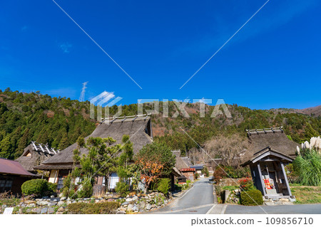 A thatched roof house in Miyama that shines against the blue sky in late autumn, Nantan City, Kyoto Prefecture A thatched roof house in Miyama that shines against the blue sky in late autumn, Nantan City, Kyoto Prefecture 109856710